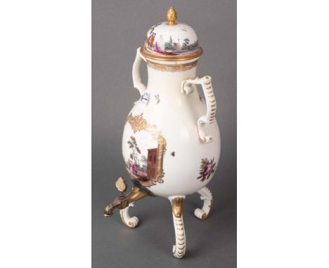 Kranenkanne. Meissen 1735-40. Birnförmig, mit zwei geschweiften, J-förmigen, geschuppten Henkeln, auf drei hohen, geschweifte