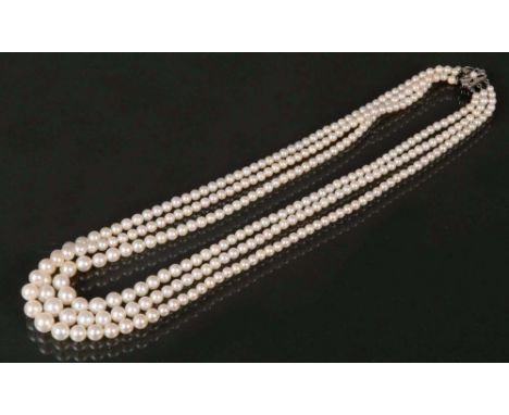 Art Déco-Perlenkette, dreisträngig, im Verlauf, mit 14 ct Weißgoldverschluss, besetzt mit einer Perle, ca. 34 g, L=40 cm.