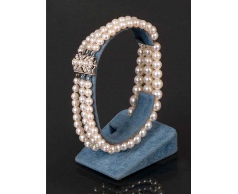 Art Déco-Perlenarmband, dreireihig, in drei Felder unterteilt, mit  „K9/WG“.-Verschluss, besetzt mit drei Perlen, ca. 23,6 g,