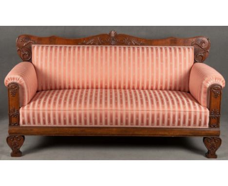 Spätbiedermeier-Sofa. Wohl Mainz, Wilhelm Kimbel (1786-1869). Mahagoni furniert, mit aufgelegten Schnitzereien, teilw. massiv