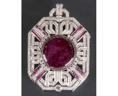 Oktogonale Art Déco-Brosche, auch tragbar als Anhänger. Paris 1920. 18 ct Weißgold, ca. 64 g, besetzt mit großem runden Rubin
