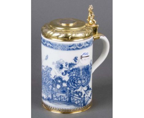 Walzenkrug. Meissen 1735. Mit geschweiftem Bandhenkel. Wandung umlaufend unterglasurblau bemalt mit Kakiemonblütenzweigen und