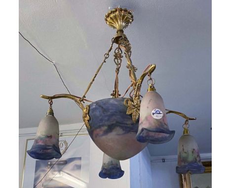 Art Déco-Deckenlüster, vierflammig. Lunéville, Muller Frères um 1920. Bronzegestell, floral reliefiert, mit Glasschirm und -a