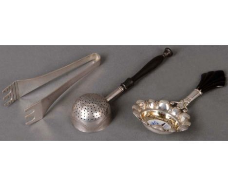 Art Déco-Zuckerzange und zwei Teesiebe. Deutsch 19./20. Jh. 13-lötiges / 830er und 925er Sterlingsilber, ca. 130 g.