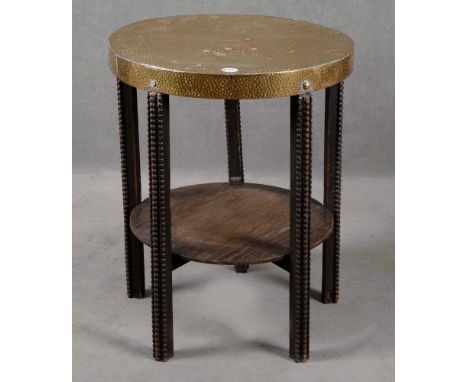 Runder Art Déco-Rauchertisch. Deutsch 20. Jh. Massivholz, mit Messingplatte, H=62 cm, D=49 cm. (besch.) **
