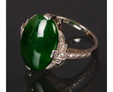 Art Déco-Damenring. 14 ct Weißgold, ca. 5 g, besetzt mit jadefarbigem Cabochon und Brillantsplittern, ca. 0,06 ct, Ringgröße 