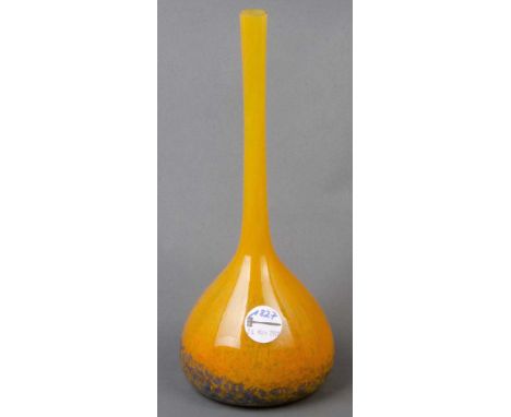 Art Déco-Vase. Nancy, wohl Daum Frères um 1920. In Keulenform. Farbloses Glas, orange überfangen und poliert, H=33 cm.  