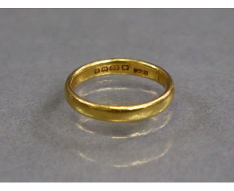 A 22ct gold plain band, size K (4g).