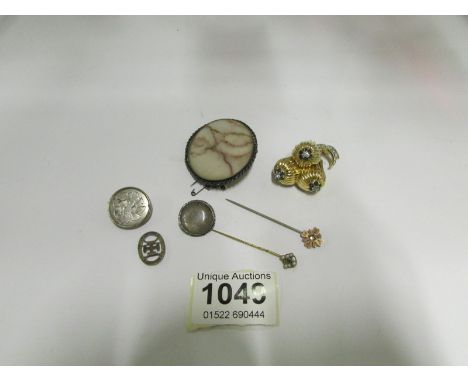 7 items of jewellery including 15ct gold stick pin and some silver items