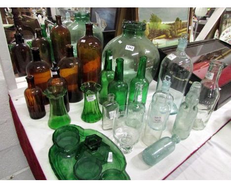 A mixed lotof old bottles, vases and trinket set