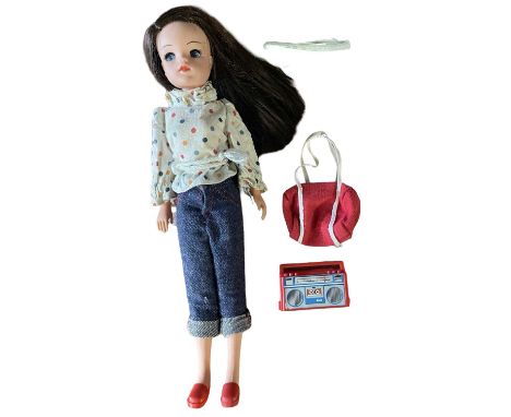 Beach Party Sindy (Pedigree, 1984)In polka dot blouse with denim 3/4 jeans and red shoes, including beach bag, visor and boom