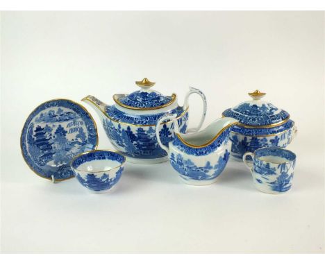 A Caughley/Coalport tea service in the Pagoda pattern late 18th/early 19th century transfer-printed in underglaze blue and wi