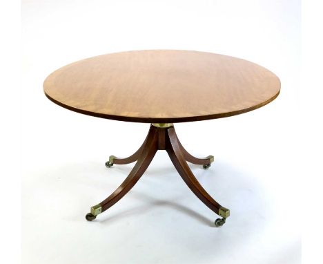 A large Edwardian cross-banded mahogany breakfast table, the oval shaped top with cross-banded and strung veneered detail, on