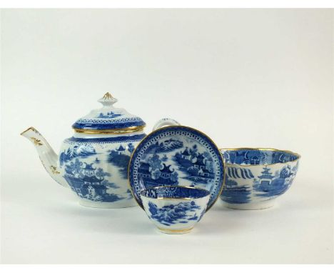 A John Rose, Coalport tea service transfer-printed in underglaze blue with the House Boat pattern circa 1800-10 comprising te