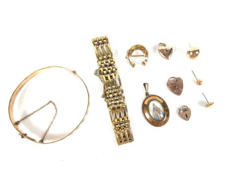 A group of gold jewellery, comprising two 9ct gold heart shaped padlock clasps, a 9ct gold heart shaped pendant, and a 9ct go