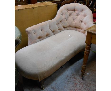 A 1.47m 20th Century chaise longue with button back upholstery, set on turned legs with brass caps and casters