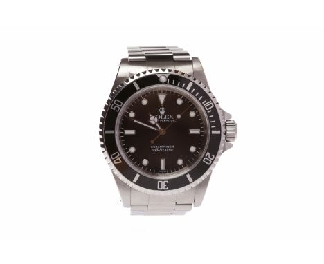 GENTLEMAN'S ROLEX OYSTER PERPETUAL SUBMARINER AUTOMATIC STAINLESS STEEL WRIST WATCHthe round black dial with applied stainles