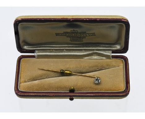 A gold and single diamond stick pin (not hallmarked), approx 1.13g.