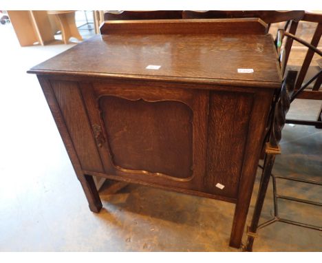 Oak cabinet with single cupboard door and inner shelf 