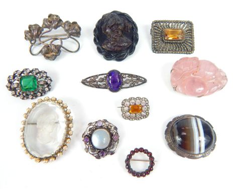 An assortment of antique and vintage brooches, to include paste-set examples, silver Art Nouveau examples, and others includi