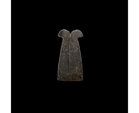 18th Dynasty, 1550-1292 BC. A carved obsidian amulet of a plume of feathers with dorsal plaque. Cf. Andrews, C. Amulets of An
