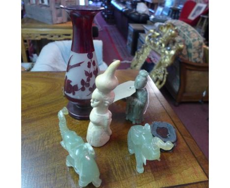 A large collection of Oriental jade and jadeite items (qty) 