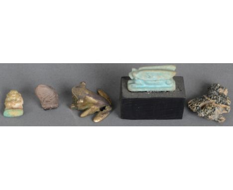 Fünftlgs. Konvolut, u.a.: Baubo, wohl ptolemäisch; Frosch von einem Ring, wohl Mali; Souvenir einer Zikade, wohl Ägypten, H=1