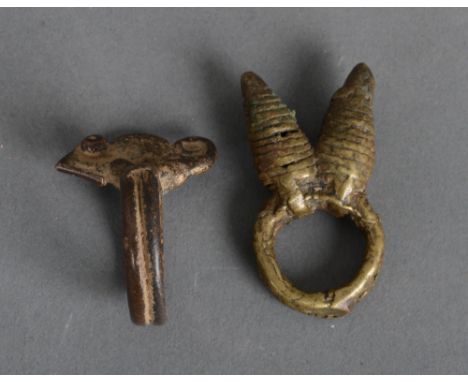Zwei Fingerringe. Wohl Mali, Dogon / Senufo. Bronze, Größe 45 / 66. Provenienz: Seit den 1970er Jahren in Heidelberger Privat