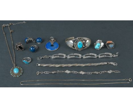 Konvolut Silber-Schmuck, ca. 100 g, u.a. Anhänger, Ohrclips und Damenringe, besetzt mit Türkis, Opal, Onyx bzw. emailliert,  