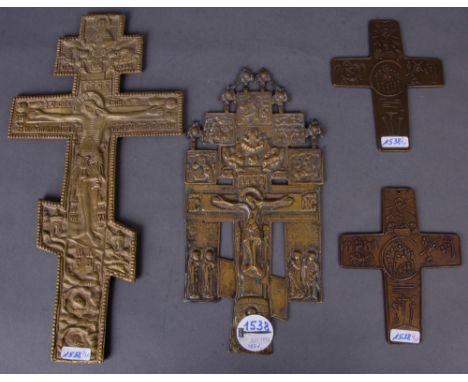 Zwei Vortragekreuze. Russland. Bronze, reliefiert und beidseitig beschriftet (26,5 x 12 / 34 x 17 cm); dazu zwei weitere Bron