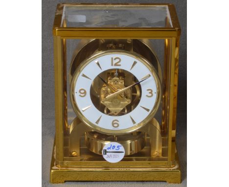 „Atmos Classique“-Tischuhr. Jaeger-LeCoultre um 1970. Vergoldetes, fünfseitig verglastes Metallgehäuse, Zifferblattring mit a