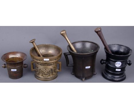 Vier Mörser mit drei Pistillen. Deutsch / Italien 17. bis 19. Jh. Bronze und Eisen, H=11,5 bis 17,5 cm.