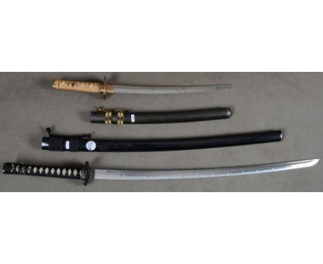 Zwei Samurai-Schwerter mit Tsuba und Scheide, L= 26 / 105 bzw. 18,5 / 67 cm. **