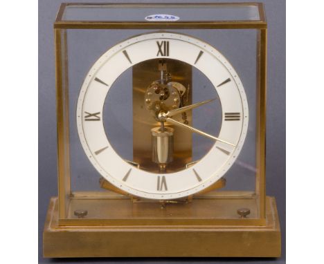 Tischuhr mit Glasgehäuse/Sturz. Junghans um 1970. Messinggehäuse, H=22,5 cm, B=22 cm, T=11 cm. (Funktion ungeprüft)