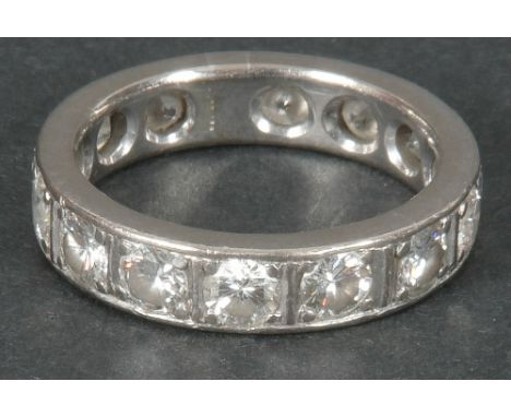 Memory-Ring. 14 kt Gold, ca. 7,07 g, besetzt mit Brillanten, ca. 2,8 ct, Ringgröße 58.
