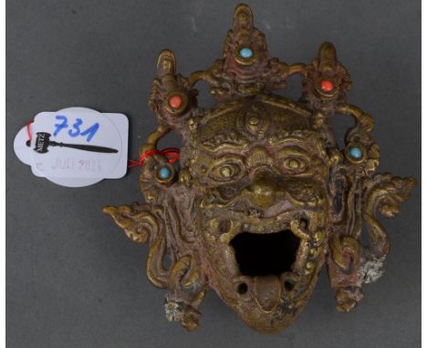 Aschenbecher. Asien. Bronze, mit Farbsteinbesatz, H=6 cm, B=9 cm, T=12 cm.