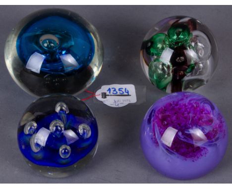 Vier Paperweights, u.a. Longham England / „Caithness Blush“ Schottland. Meist farbloses Glas mit bunten Einschmelzungen und e