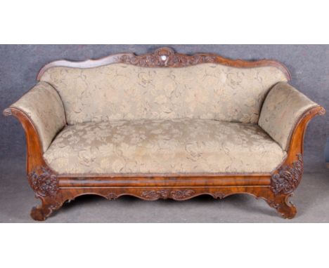 Spätbiedermeier-Sofa. Deutsch 19. Jh. Nussbaum furniert, teilw. massiv und geschnitzt mit Rocaillen und Blumendekor; geschwei
