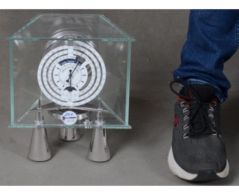 „Atmos du Millénaire“-Tischuhr. Jaeger-LeCoultre um 2000. Glasgehäuse, verchromtes Metall und Email; mit Mondphase, ewigem Ka