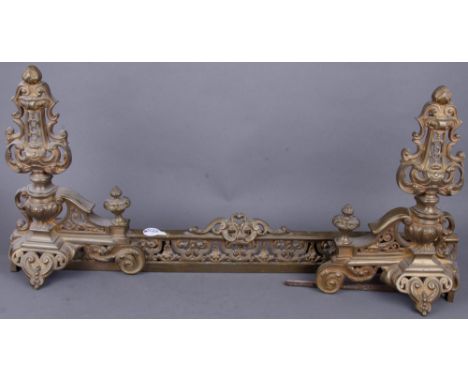Kaminbock-Vorbau. Frankreich 19. Jh. Bronze, teilw. durchbrochen, H=41 cm, B=100 cm. **
