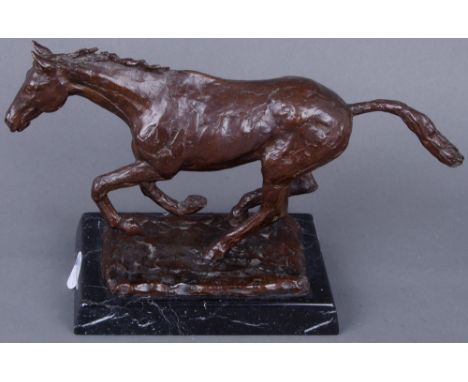 Bildgießer des 20. Jhs. Galoppierendes Pferd. Bronze, brüniert, auf der Plinthe Gießerstempel, monogr. „HB“, auf schwarzem Ma