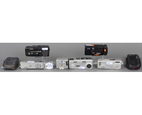Fünf Fotoapparate: Minolta 16 MG, Minolta MG-S (2 x ), Revue mini-star und Rollei A110, zwei Minolta mit Lederetui. (Funktion