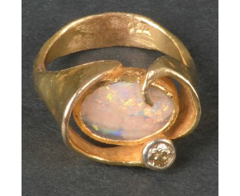 Damenring. 18 kt Gold, ca. 7,02 g, besetzt mit Brillant, ca. 0,08 ct sowie Opal. Entwurf Renate Exner (Heidelberg), im Origin