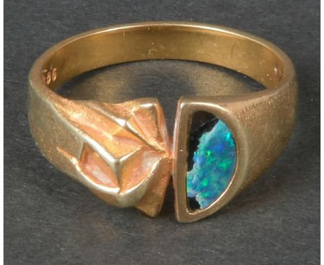 Damenring. 14 kt Gold, ca. 3,8 g, besetzt mit Opal, Ringgröße 54. (Opal besch.)