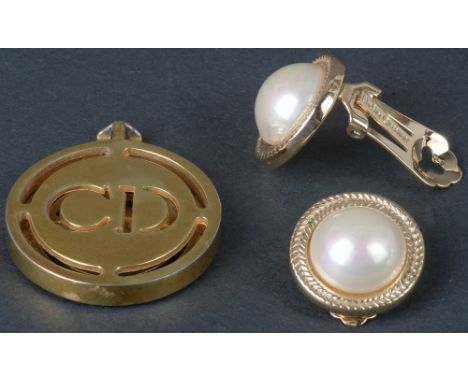 Anhänger und ein Paar Ohrclips, Marke „Christian Dior“.