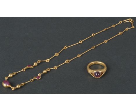 Collier und Ring. 18 kt Gold, ca. 16,07 g, besetzt mit Rubin-Cabochons; gestempelt Eric Scheps (Weinheim), Ringgröße 54.