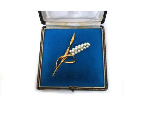 A yellow gold and cultured pearl brooch modelled as an ear of wheat, unmarked, in original Hamilton's of Calcutta fitted case