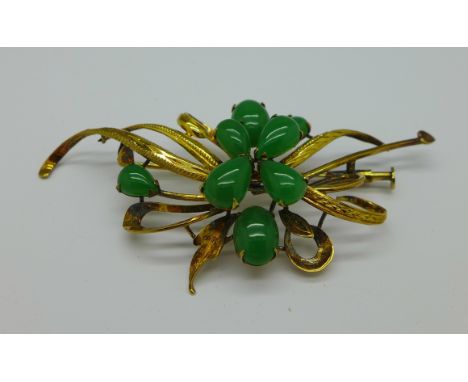 A 14ct gold and jade brooch, 7.5g