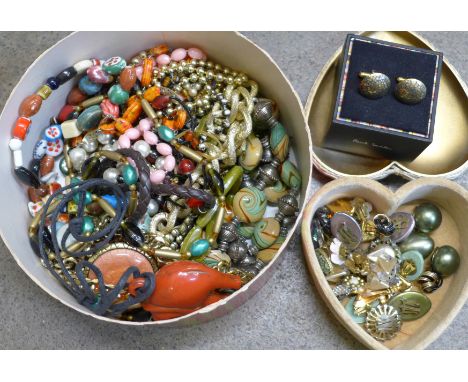 Costume jewellery including a box of vintage clip-on earrings