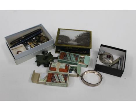 Box of collectibles, pens, penknives, buttons, cigarette cards, brooches etc This bladed product is not for sale to people un